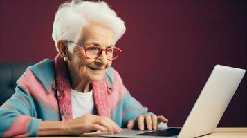 un mayor mujer aprendizaje a código en un computadora portátil, desafiante años - relacionado estereotipos generativo ai foto