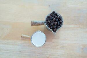café granos en mini vaso taza y Fresco Leche en taza. foto