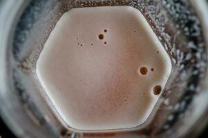 cerveza con burbuja espuma en vaso foto