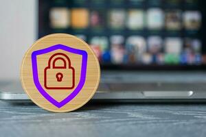 seguridad icono proteccion y Internet intimidad un madera bloquear con íconos de el proteger con un candado adentro. foto
