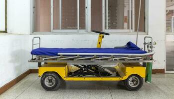 silla de ruedas ev, equipado con cama y oxígeno tanque para transportar pacientes dentro el hospital edificio foto