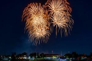 fuegos artificiales en el río en el cielo oscuro foto