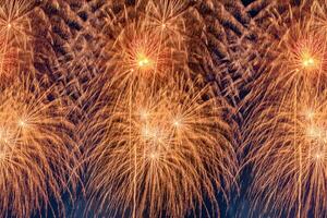 fuegos artificiales en el río en el cielo oscuro foto