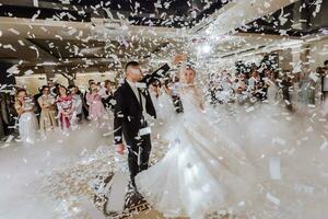 novia y novio silla a Boda recepción. todo es casi terminado para Boda ceremonia. banquete Boda foto