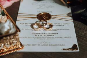 Morning groom and details, details of the groom brown. wedding details, gold wedding rings. Wedding accessories. Bouquet and accessories of bride and groom. Wedding details photo