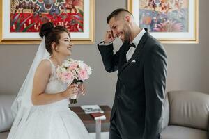 primero Mira de Boda Pareja en el Mañana. Boda Pareja en el desván estudio. novia y novio. el primero reunión de el novia y novio. contento novia foto