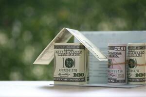 finanzas, modelo casa y bancario cuenta libro en natural verde antecedentes,negocios inversión y real inmuebles concepto foto