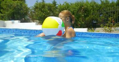 mujer, chico y pelota en nadando piscina video
