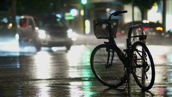 Fahrrad geparkt auf das Straße, Abend, Regen video