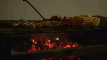 soir barbecue avec grillé des légumes et Viande video