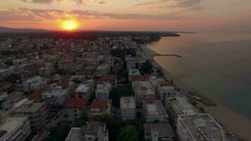 aéreo ver de pequeño recurso pueblo a amanecer nea calikratia, Grecia video