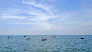 un Embarcacion flotante en el medio de el mar azul cielo y muchos nubes usado por personas varado a mar a pescado o utilizar veleros a captura pez. eso es un playa comercio negocio. video