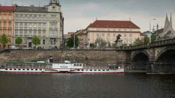 lapso de tiempo de Moviente en Vltava río en Praga video