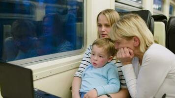 familie met kind in de trein aan het kijken video Aan laptop