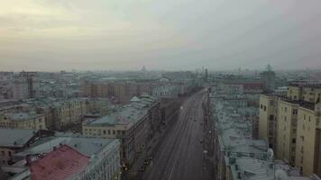 volante al di sopra di tverskaya strada nel Mosca, Russia video