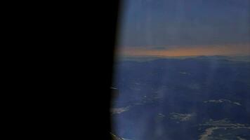 aeronave ala y pintoresco montaña paisaje desde alto nivel desde avión ventana video