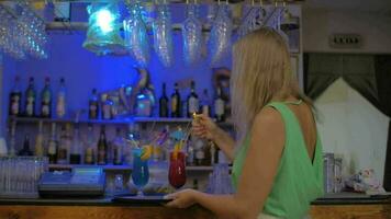 Kellnerin im das Bar Beleuchtung Bengalen Feuer im Cocktail Brille video
