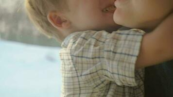 pequeno criança abraçando mãe dentro trem video