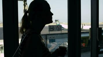 joven mujer Bebiendo café a el aeropuerto video