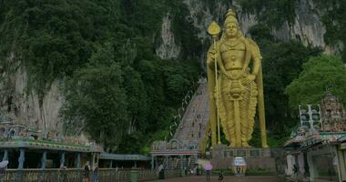 se av ingång i batu grottor, trappa och de murugan guld staty mot fjäll, gombak, selangor, malaysia video