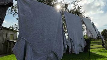 solig dag tvätt nyligen hängd kläder på de linje video