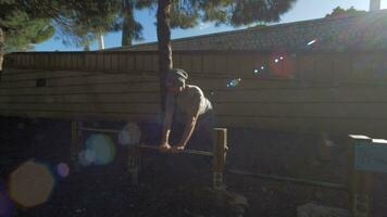 ein Kerl tun drücken UPS im ein Grün sonnig Hof video