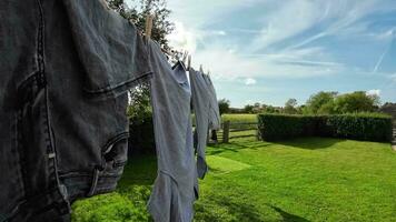 sonnig Tag Wäsche frisch hing Kleider auf das Linie video