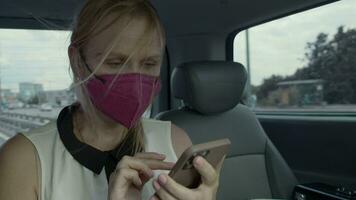 femelle Taxi passager dans masque surfant net sur mobile video