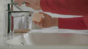 Kind Waschen Hände im das Badezimmer video