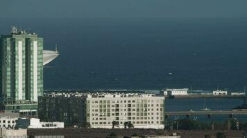 zee reis schip komt binnen de haven video