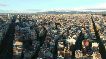 dicht bevolkt behuizing gebieden in Barcelona, Spanje. ochtend- antenne visie video