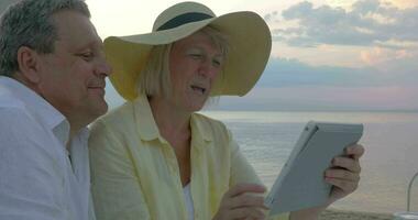 Senior casal usando toque almofada às a beira-mar video
