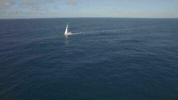 aereo Visualizza di andare in barca bianca yacht nel vuoto oceano blu acqua contro chiaro cielo, mauritius isola video