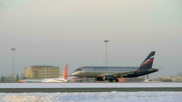 straalvliegtuig van aeroflot taxiën Aan landingsbaan, winter visie in Rusland video