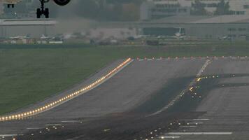 super lento movimento - passeggeri aereo In arrivo nel per atterraggio video