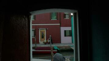 Burano huizen en kanaal bekeken door de deuropening, Italië video