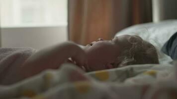 baby meisje in bed na ontwaken omhoog video