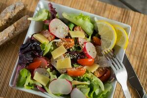 un blanco cuadrado cuenco con ensalada foto