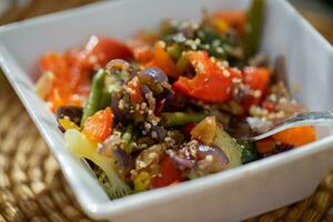 un cuenco de berenjena plato en un mesa foto