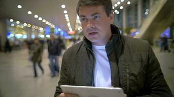 uomo con tablet pc in aeroporto o terminal ferroviario video