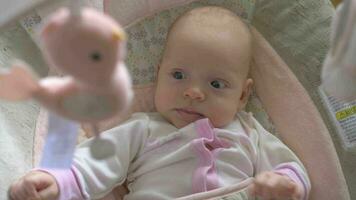 zwei Monate alt Baby Mädchen unter das Baby Handy, Mobiltelefon video
