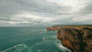 Oceano paisaje con capa S t. Vincent en Portugal video
