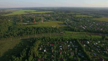 verão casas dentro a campo e frete trem, aéreo Visão video