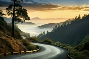 devanado la carretera en el montañas con niebla en el Valle a puesta de sol foto