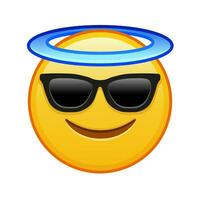 sonriente cara con aureola encima cabeza y Gafas de sol grande Talla de amarillo emoji sonrisa vector