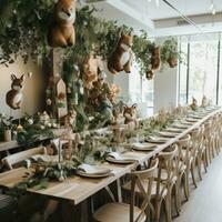 caprichoso bosque tema con animal decoración y verdor guirnalda foto