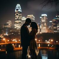 Pareja abrazando en frente de un hermosa ciudad horizonte foto