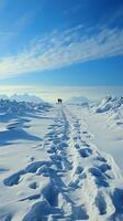 cuesta arriba en nieve humano huellas documento determinado escalada mediante invernal colina vertical móvil fondo de pantalla ai generado foto