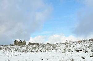 invierno paisaje montañas con nieve foto