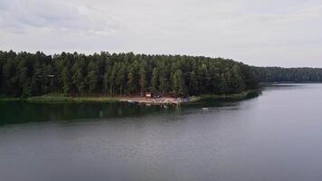 ein Antenne Aussicht und Überführung von das Wald und See Yachthafen. asveja ist das am längsten See im Litauen video
